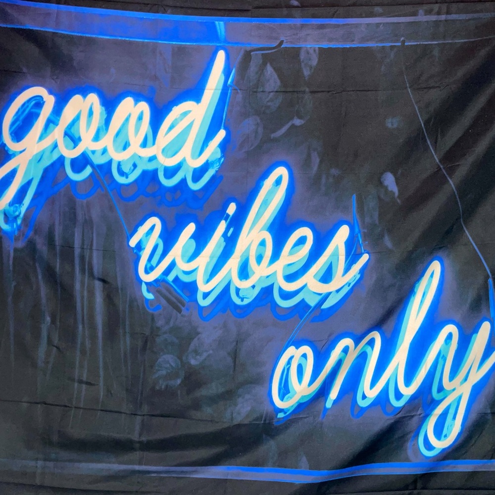 “Good Vibes Only” (Tapestry)